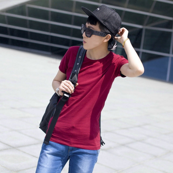 Мъжки тениски в няколко различни цвята