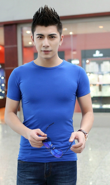 Мъжки тениски в няколко различни цвята