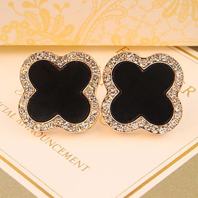 Най различен избор от дамски обеци