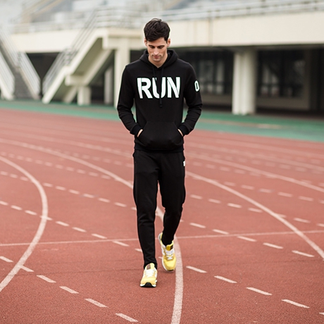 Мъжки спортен екип подходящ за джогинг 