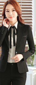 Κομψό γυναικείο κοστούμι - μαύρο σακάκι και μαύρο παντελόνι