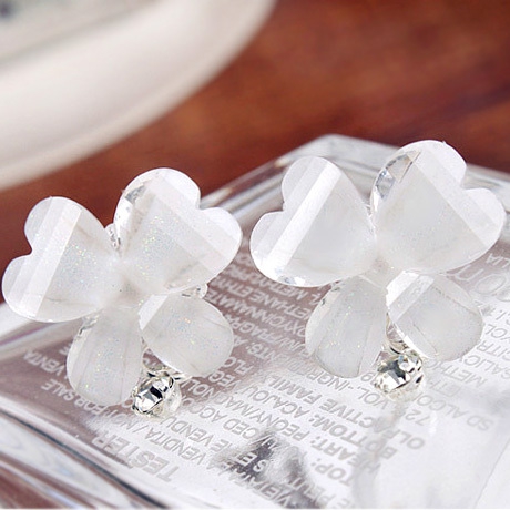 Κομψά, μοντέρνα, γυναικέια σκουλαρίκια σε χαμηλές τιμές!