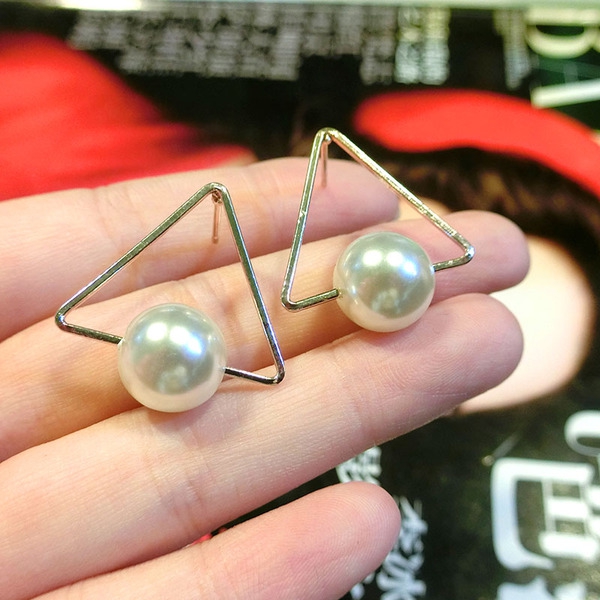 Κομψά, μοντέρνα, γυναικέια σκουλαρίκια σε χαμηλές τιμές!