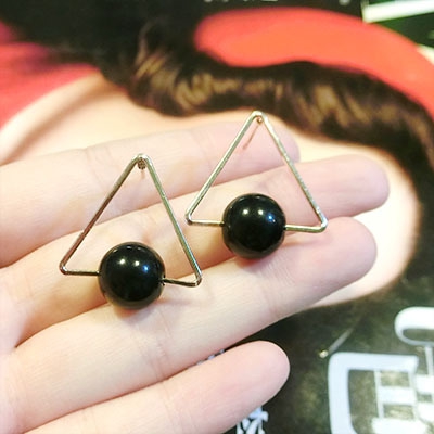 Κομψά, μοντέρνα, γυναικέια σκουλαρίκια σε χαμηλές τιμές!