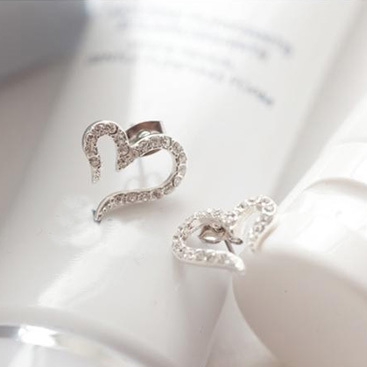 Κομψά, μοντέρνα, γυναικέια σκουλαρίκια σε χαμηλές τιμές!