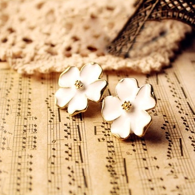 Κομψά, μοντέρνα, γυναικέια σκουλαρίκια σε χαμηλές τιμές!