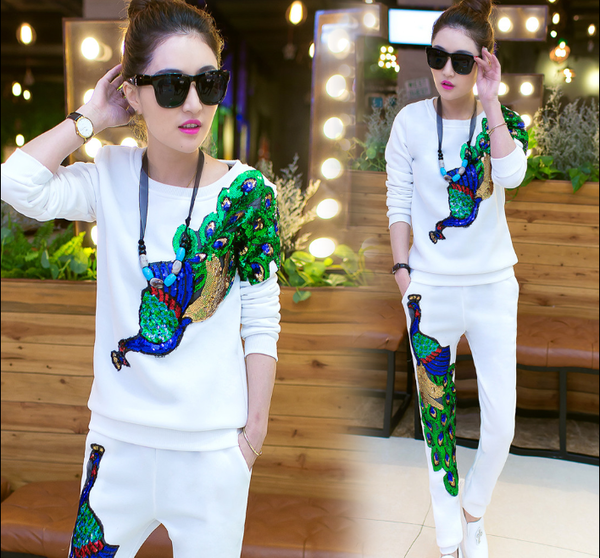 Спортно дамско облекло с ефектна щампа с пайети - бял, черен