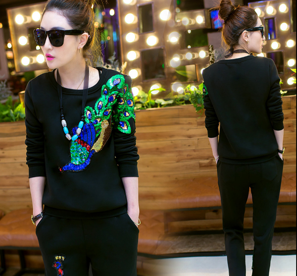 Спортно дамско облекло с ефектна щампа с пайети - бял, черен