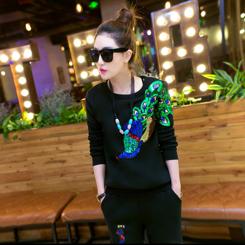 Спортно дамско облекло с ефектна щампа с пайети - бял, черен