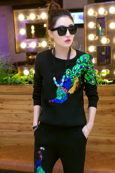 Спортно дамско облекло с ефектна щампа с пайети - бял, черен