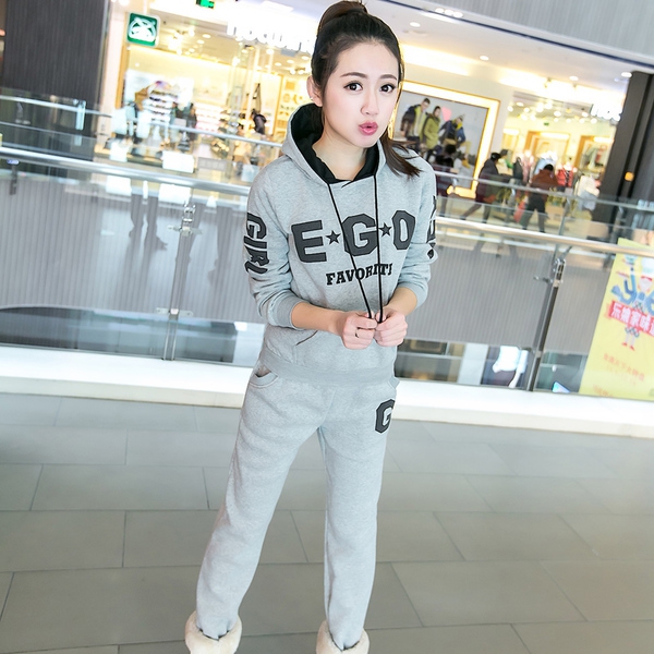 Дамски цветни спортни екипи 