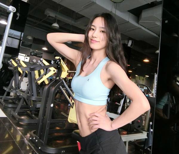 Спортно дамско късо бюстие в няколко цвята 