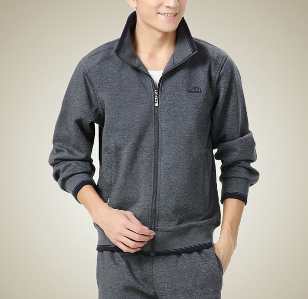 Мъжки спортен комплект в сив и черен цвят подходящ за джогинг 