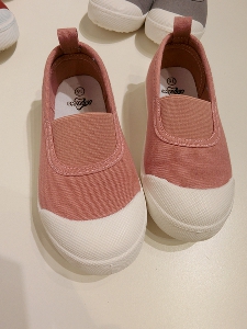 Обувки за бебета и малки деца - сиви, черни, червени и розово