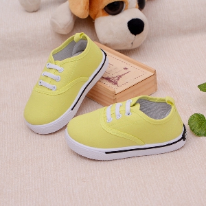 Ελαφρά παπούτσια μωρών σε κίτρινο, μπλε, κόκκινο, πράσινο χρώμα και  και διαφορετικά μοντέλα