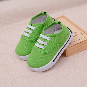 Ελαφρά παπούτσια μωρών σε κίτρινο, μπλε, κόκκινο, πράσινο χρώμα και  και διαφορετικά μοντέλα