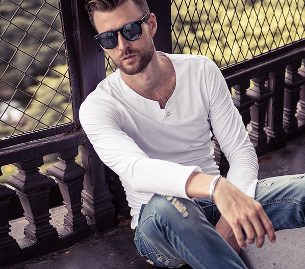 Стилни мъжки тениски с в-образна яка - 10 модела 