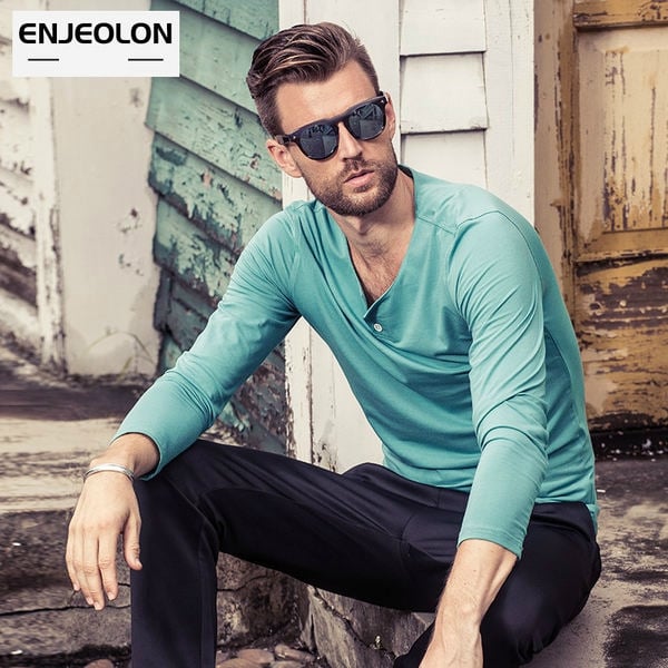 Стилни мъжки тениски с в-образна яка - 10 модела 