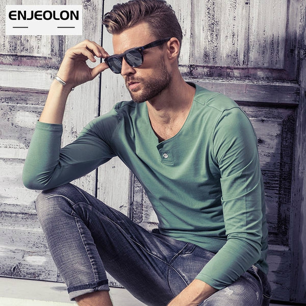 Стилни мъжки тениски с в-образна яка - 10 модела 