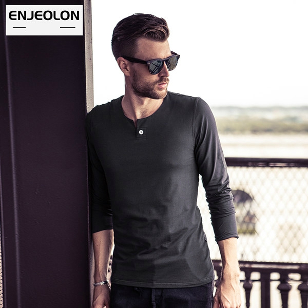 Стилни мъжки тениски с в-образна яка - 10 модела 