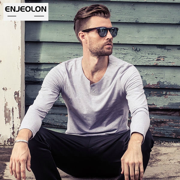 Стилни мъжки тениски с в-образна яка - 10 модела 