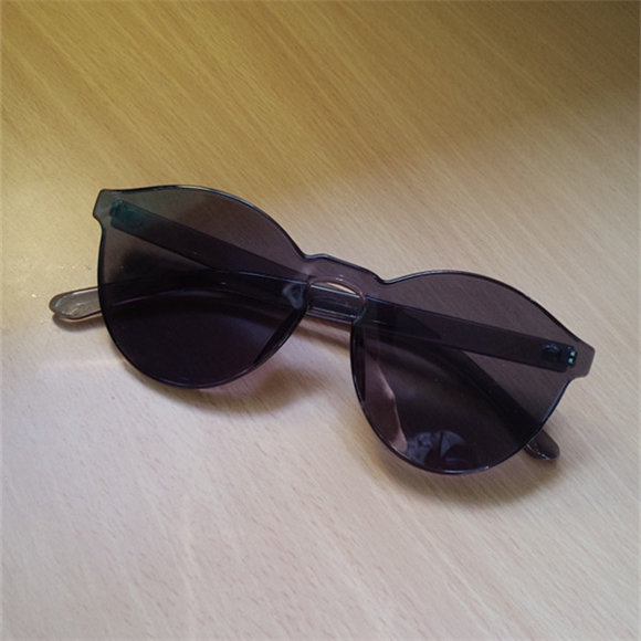 Οι γυναίκες διαφανή γυαλιά ηλίου