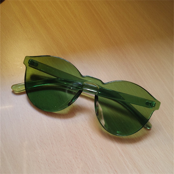 Οι γυναίκες διαφανή γυαλιά ηλίου