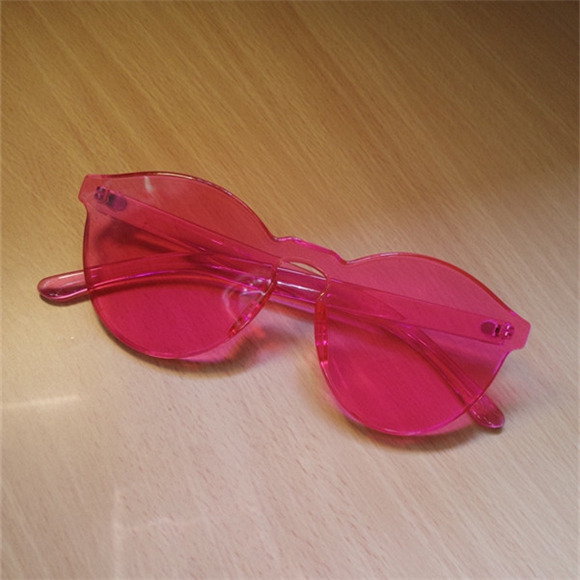 Οι γυναίκες διαφανή γυαλιά ηλίου