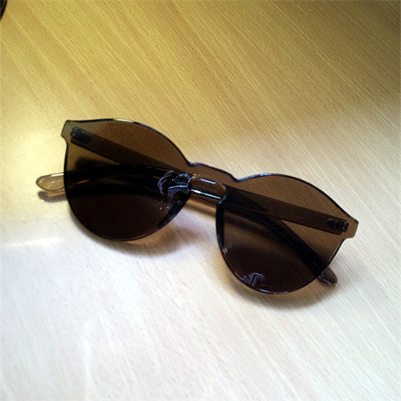 Οι γυναίκες διαφανή γυαλιά ηλίου