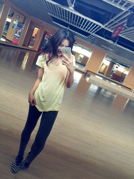 Γυναικεία T-shirt με O-κολάρο - σε διάφορα χρώματα κατάλληλα για το γυμναστήριο και τζόκινγκ