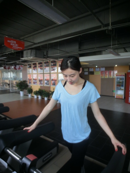 Γυναικεία T-shirt με O-κολάρο - σε διάφορα χρώματα κατάλληλα για το γυμναστήριο και τζόκινγκ