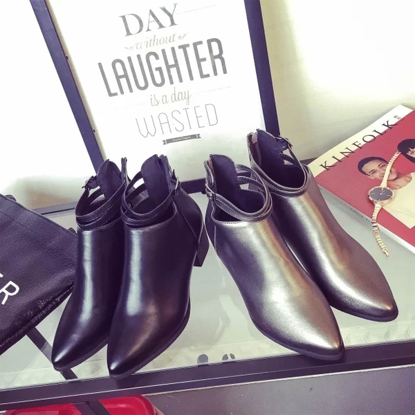 Дамски заострени обувки с 2 каишки