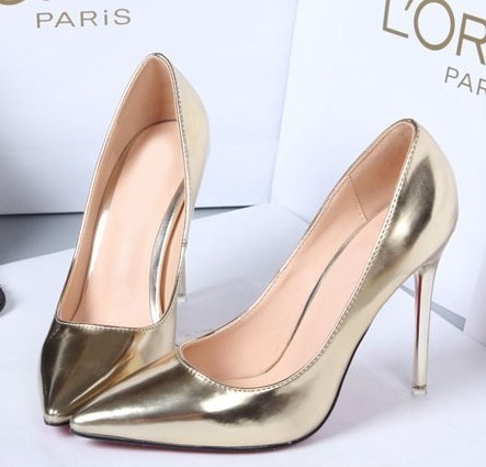 Дамски лачени заострени обувки в перлени цветове и висок ток