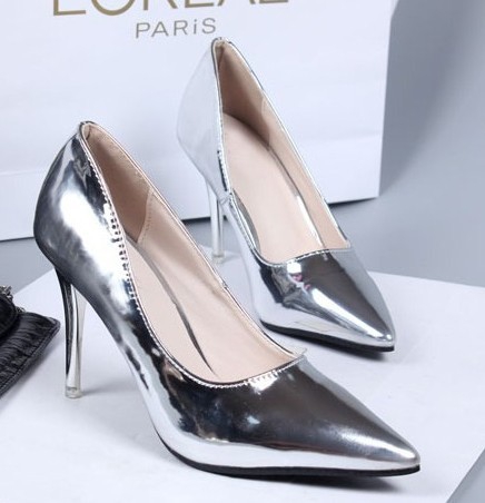 Дамски лачени заострени обувки в перлени цветове и висок ток