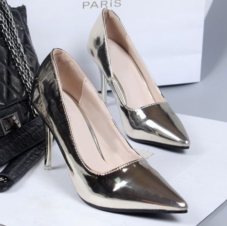 Дамски лачени заострени обувки в перлени цветове и висок ток