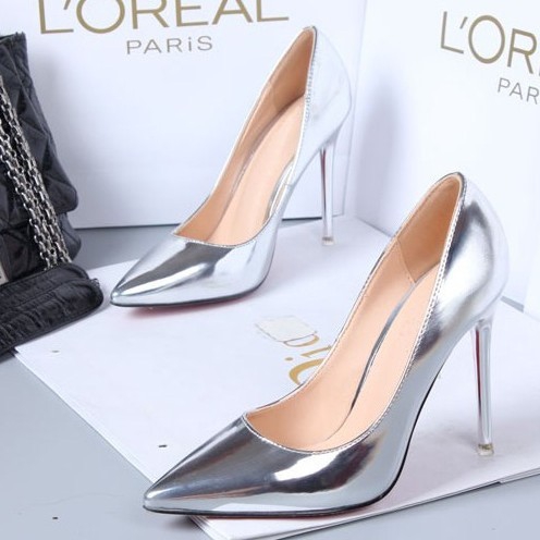 Дамски лачени заострени обувки в перлени цветове и висок ток