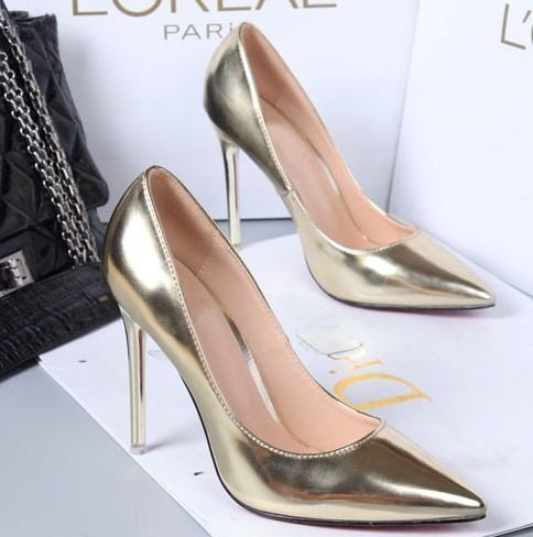 Дамски лачени заострени обувки в перлени цветове и висок ток