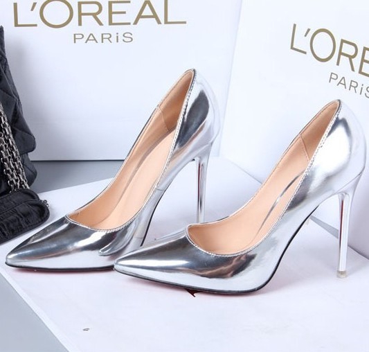 Дамски лачени заострени обувки в перлени цветове и висок ток