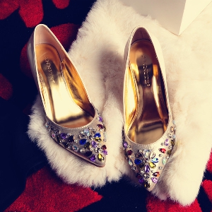 Дамски бежови обувки с блестящи диамантени камъни