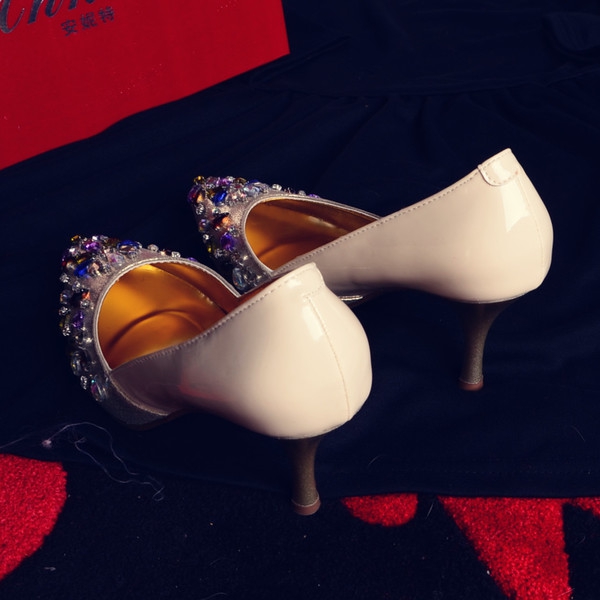 Дамски бежови обувки с блестящи диамантени камъни