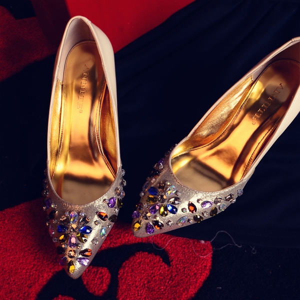 Дамски бежови обувки с блестящи диамантени камъни