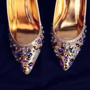 Дамски бежови обувки с блестящи диамантени камъни