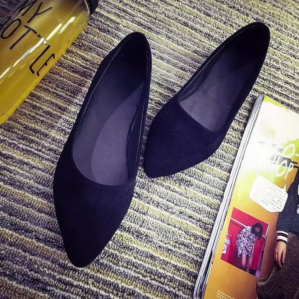 Γυναικεία υποδήματα χαμηλού τακουνιού σε κόκκινο και μαύρο χρώμα