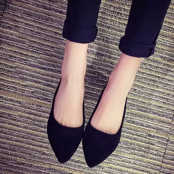 Γυναικεία υποδήματα χαμηλού τακουνιού σε κόκκινο και μαύρο χρώμα