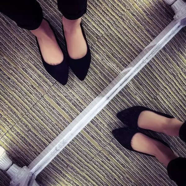 Γυναικεία υποδήματα χαμηλού τακουνιού σε κόκκινο και μαύρο χρώμα