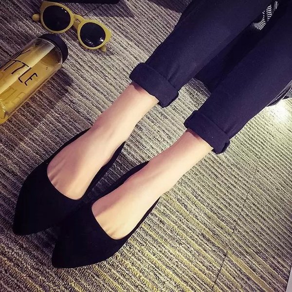 Γυναικεία υποδήματα χαμηλού τακουνιού σε κόκκινο και μαύρο χρώμα