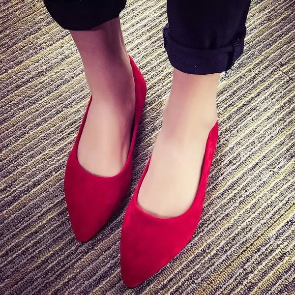 Γυναικεία υποδήματα χαμηλού τακουνιού σε κόκκινο και μαύρο χρώμα