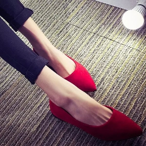 Дамски ниски  заострени обувки в червен и черен цвят
