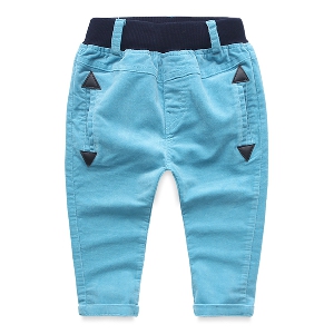 Παιδικά παντελόνια για την άνοιξη το φθινόπωρο και το χειμώνα - τρία μοντέλα σε ανοιχτό μπλε, σκούρο μπλε και καφέ χρώμα