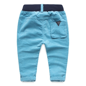 Παιδικά παντελόνια για την άνοιξη το φθινόπωρο και το χειμώνα - τρία μοντέλα σε ανοιχτό μπλε, σκούρο μπλε και καφέ χρώμα